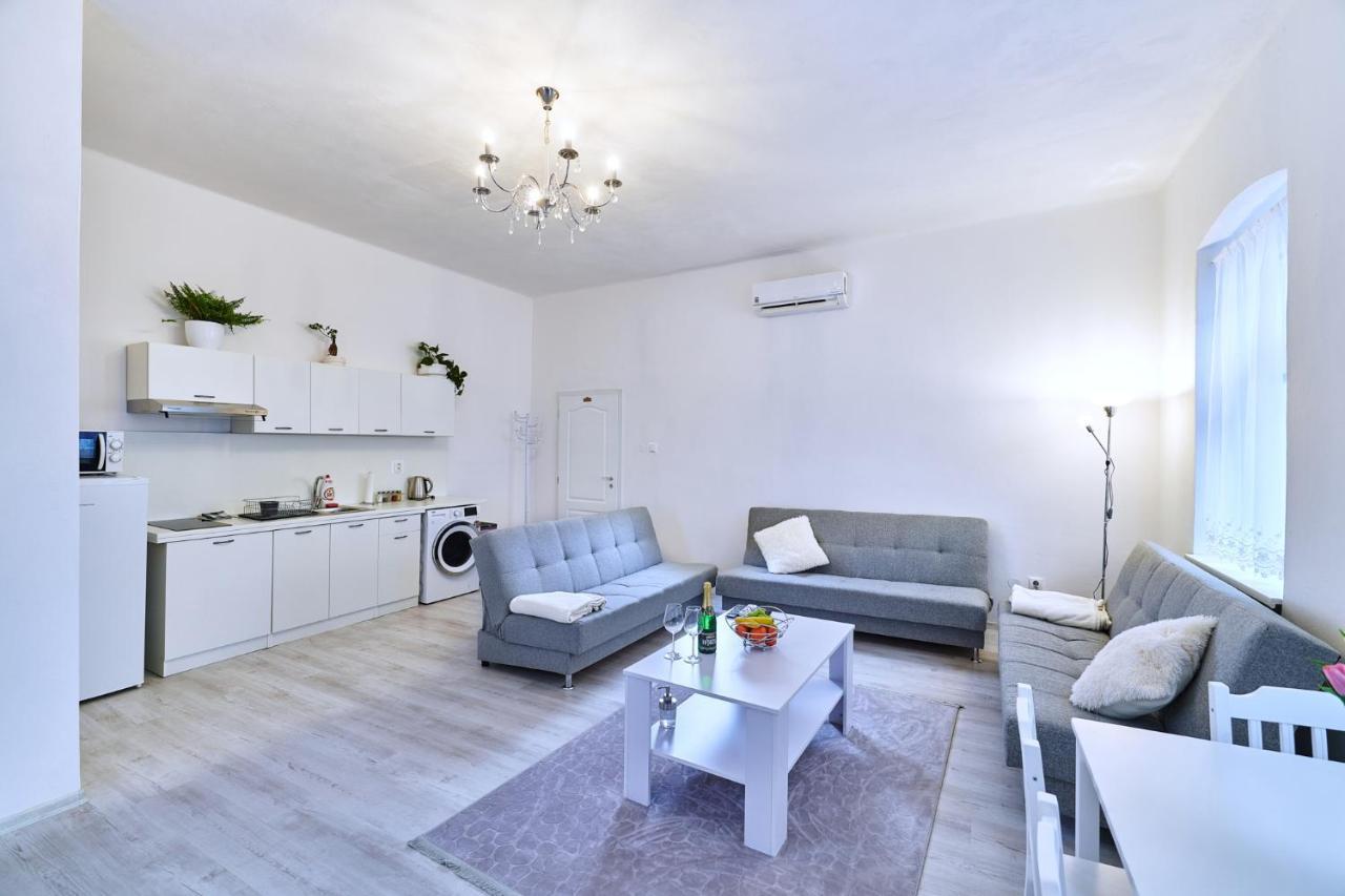 Apartman Bb Centrum Banská Bystrica Exteriör bild